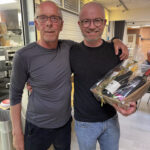30 års jubilar: Kennet Jensen får en gave.